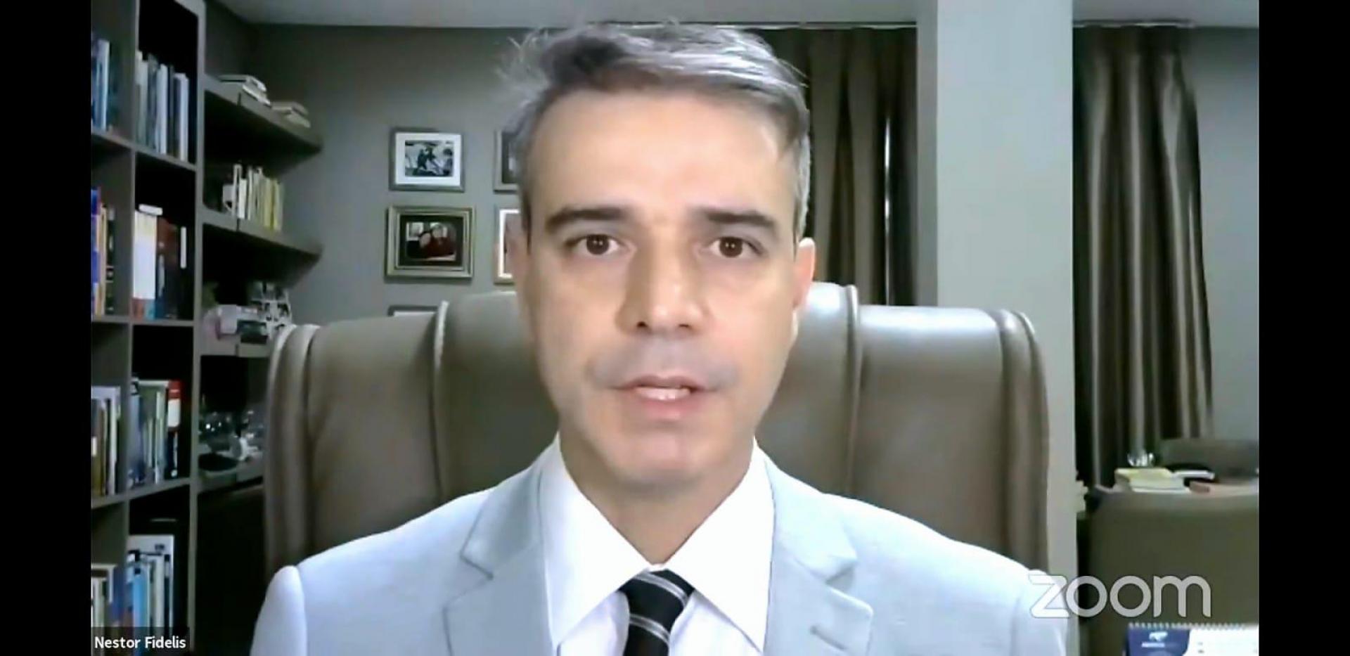 Nestor Fidelis como mediador